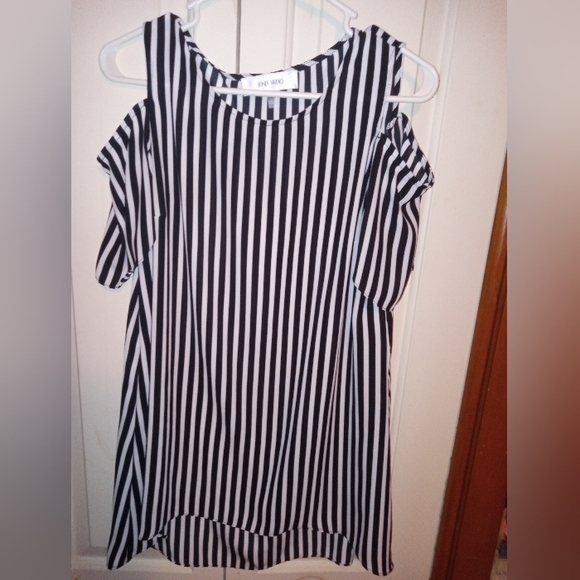 Jones Studio Tops - Jones Studio Open Shoulder Short Sleeve Pinstripe Top Size Small EUC